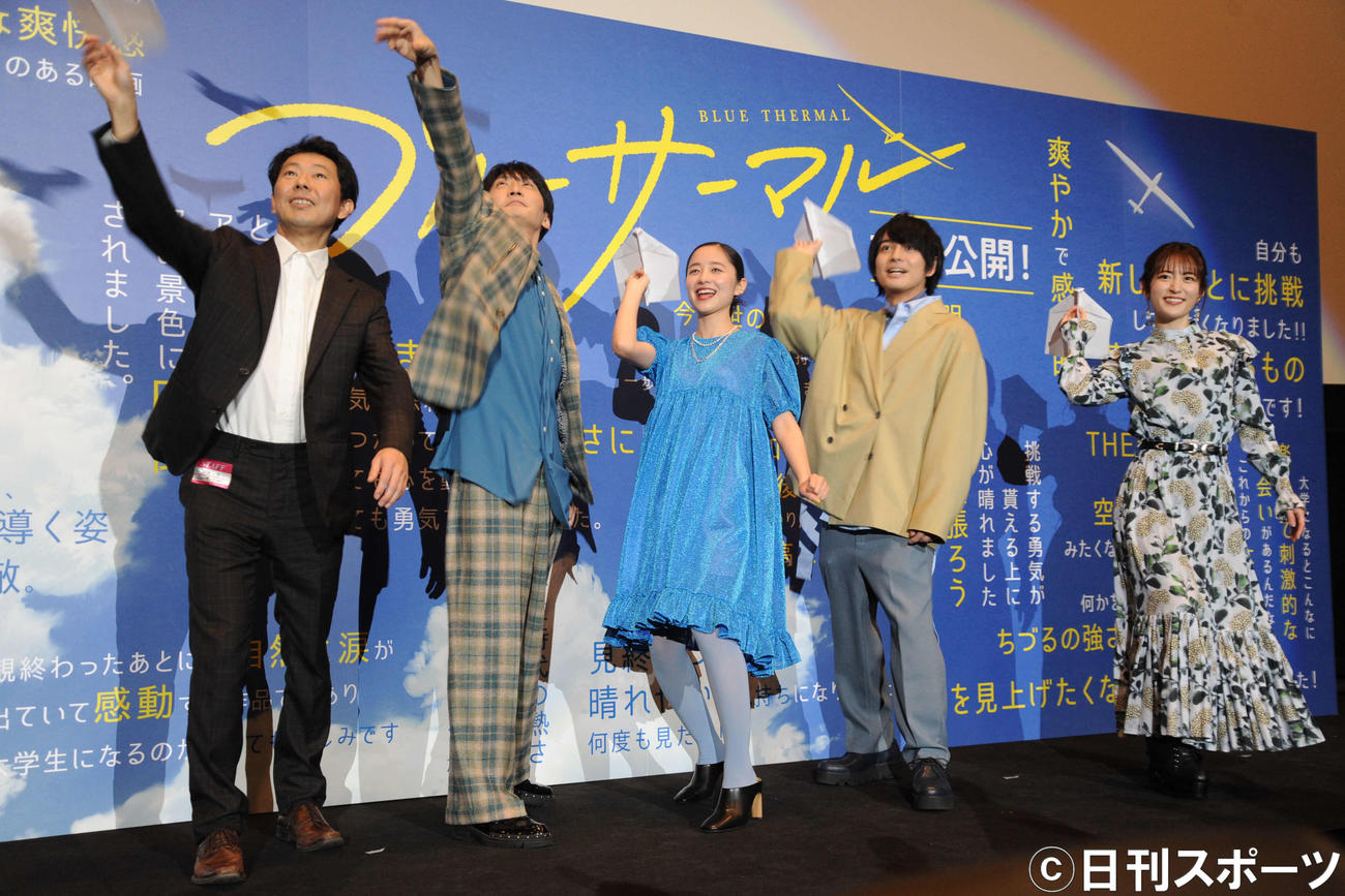 初日舞台あいさつに出席し紙飛行機を飛ばす、左から橘正紀監督、島崎信長、堀田真由、榎木淳弥、小松未可子（撮影・松尾幸之介）