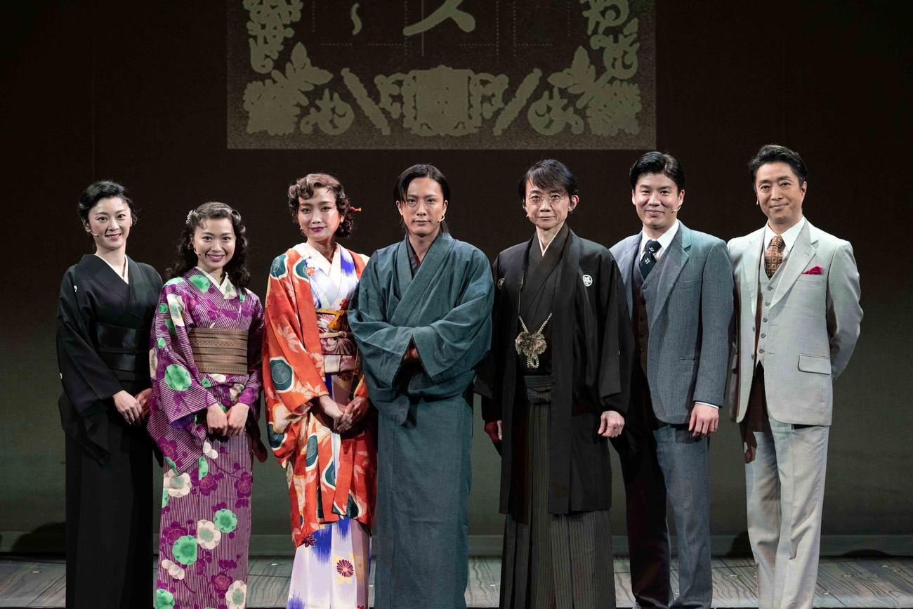 左から原史奈、北原里英、佐藤江梨子、内博貴、内海光司、生島勇輝、下村青（C）浪漫舞台「走れメロス」公演実行委員会2022（撮影：大西二士男）