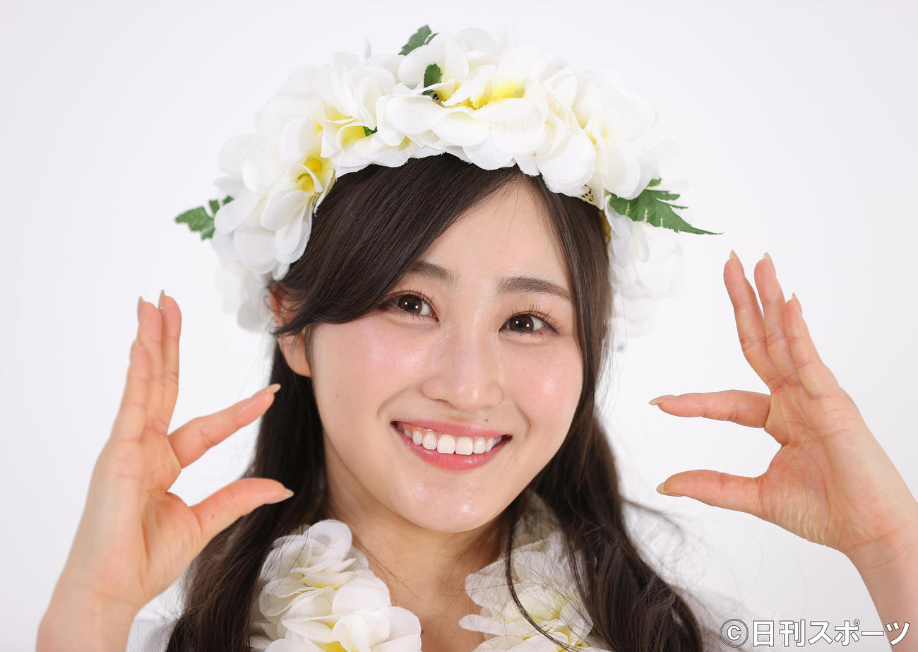 「フラガール」の衣装でポーズを決める日向坂46の潮紗理菜（撮影・河野匠）
