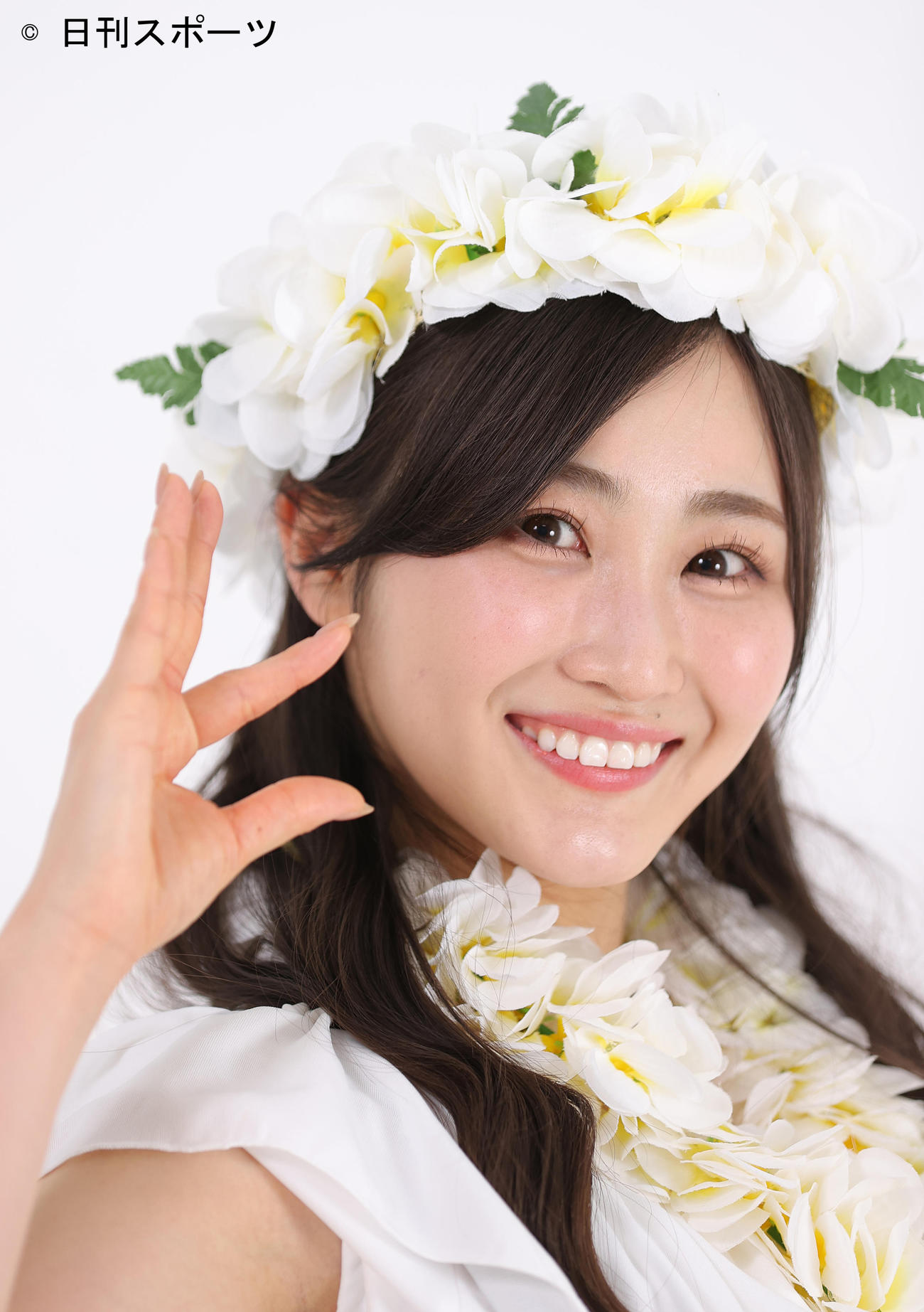 「フラガール」の衣装でポーズを決める日向坂46の潮紗理菜（撮影・河野匠）
