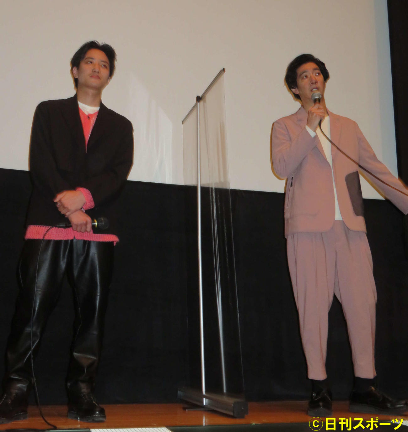 映画「中村屋酒店の兄弟」初日舞台あいさつに登壇した藤原季節（左）と長尾卓磨（撮影・村上幸将）