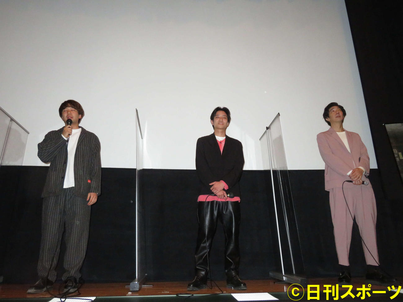 映画「中村屋酒店の兄弟」初日舞台あいさつに登壇した、左から白磯大知監督、藤原季節、長尾卓磨（撮影・村上幸将）