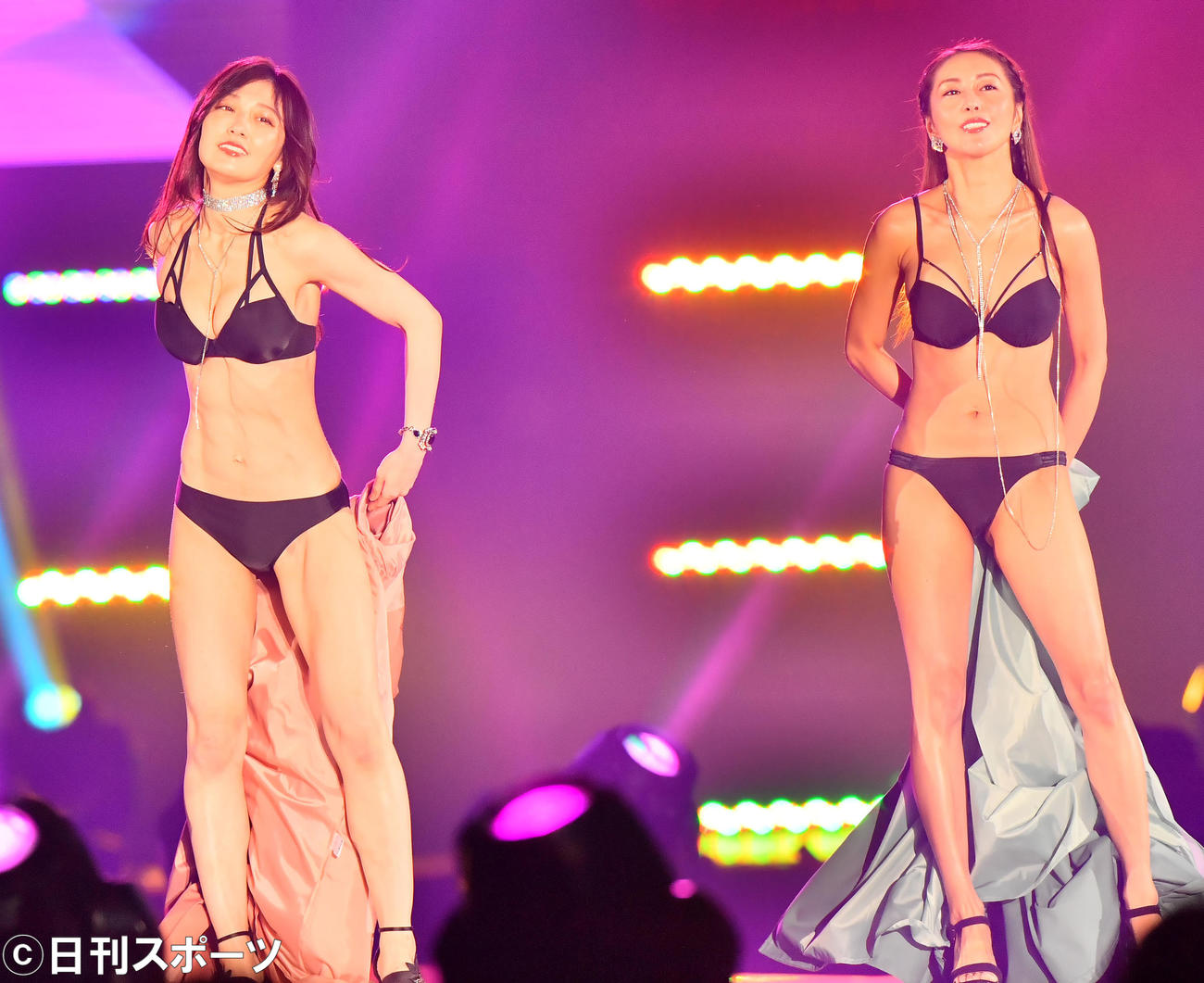コートを脱ぎ捨て、水着姿を披露する熊田曜子（左）と熊切あさ美（撮影・和賀正仁）
