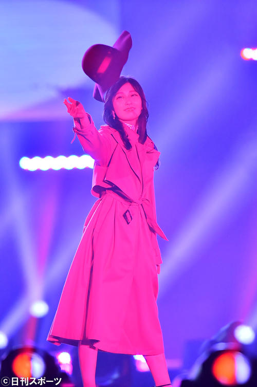 帽子を投げ捨てる塩地美澄（撮影・和賀正仁）