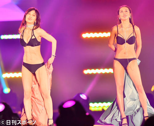 コートを脱ぎ捨て、水着姿を披露する熊田曜子（左）と熊切あさ美（撮影・和賀正仁）