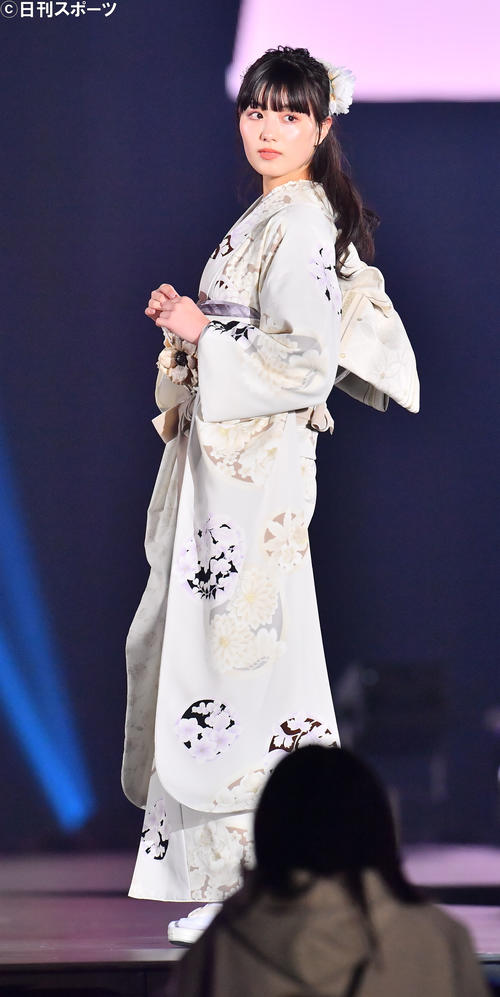 振り袖姿でランウエーを歩いた鶴嶋乃愛（撮影・和賀正仁）