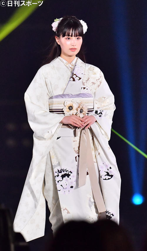 振り袖姿でランウエーを歩いた鶴嶋乃愛（撮影・和賀正仁）
