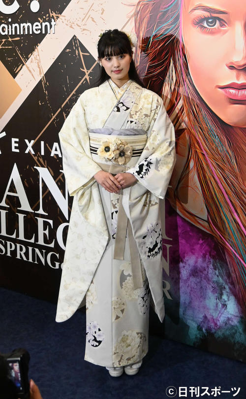 振り袖姿でランウエーを歩いた鶴嶋乃愛（撮影・松浦隆司）