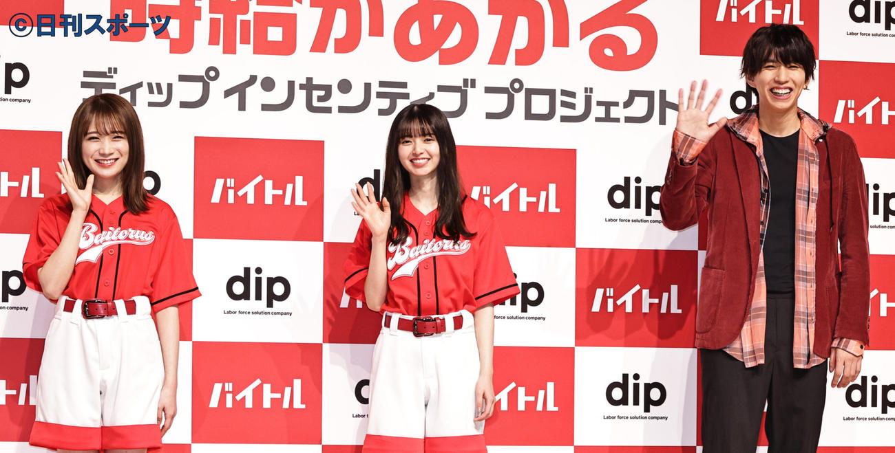 左から秋元真夏、齋藤飛鳥、はじめしゃちょー（撮影・中島郁夫）