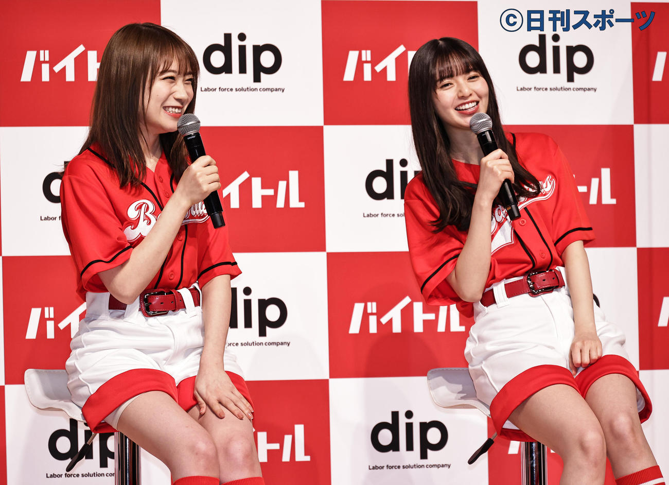 記者発表会を行った、秋元真夏（左）と齋藤飛鳥（撮影・中島郁夫）