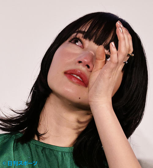 映画「余命10年」舞台あいさつで原作者の家族から届いた手紙に号泣する小松菜奈（撮影・中島郁夫）