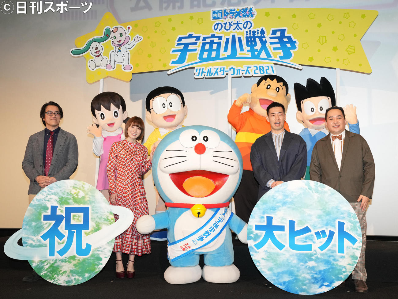 「映画ドラえもん　のび太の宇宙小戦争　2021」公開記念舞台あいさつでの出演者たち。前列左から山口晋監督、松岡茉優、ドラえもん、ミルクボーイの駒場孝、内海崇、後列左からしずか、のび太、ジャイアン、スネ夫（撮影・鈴木みどり）
