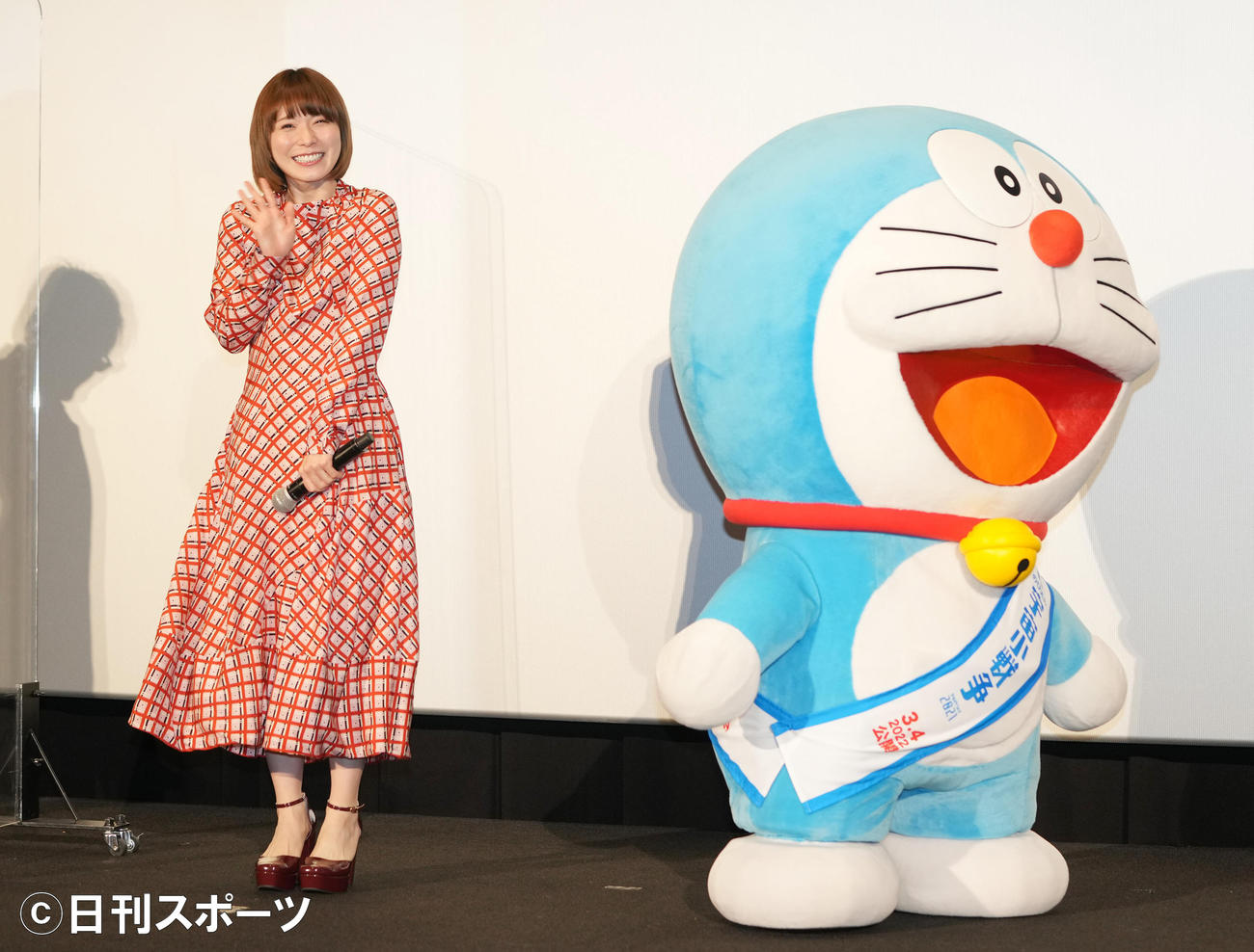「映画ドラえもん　のび太の宇宙小戦争　2021」公開記念舞台あいさつで手を振る松岡茉優。右はドラえもん（撮影・鈴木みどり）