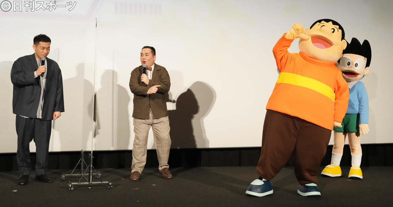 「映画ドラえもん　のび太の宇宙小戦争　2021」公開記念舞台あいさつで、スネ夫（右）、ジャイアン（右から2人目）と漫才をするミルクボーイの駒場孝（左）、内海崇（撮影・鈴木みどり）