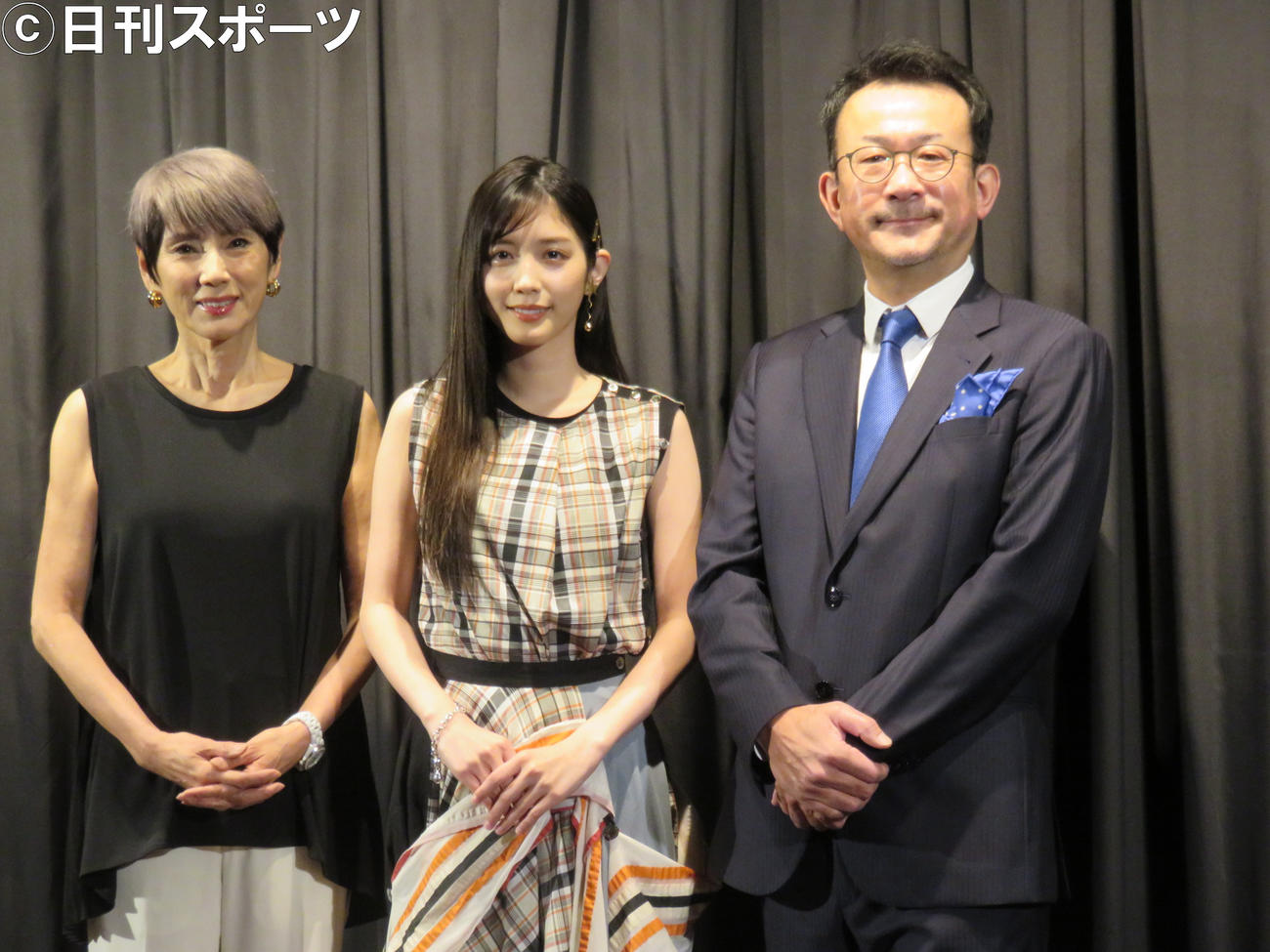 映画「あしやのきゅうしょく」の舞台あいさつに登壇した（左から）秋野暢子、松田るか、白羽弥仁監督