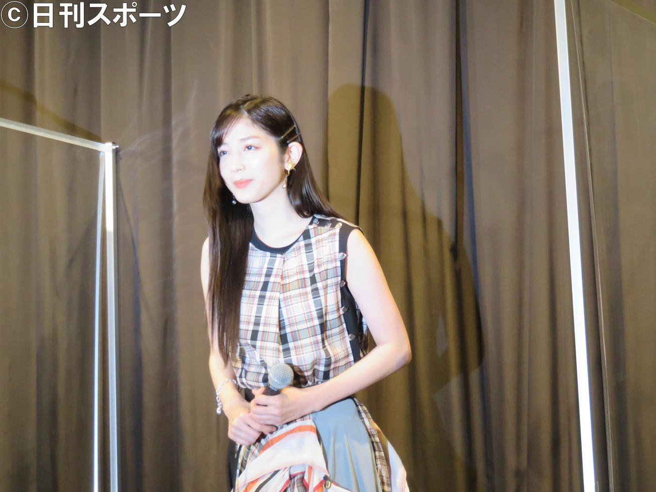 映画「あしやのきゅうしょく」の舞台あいさつに立った松田るか
