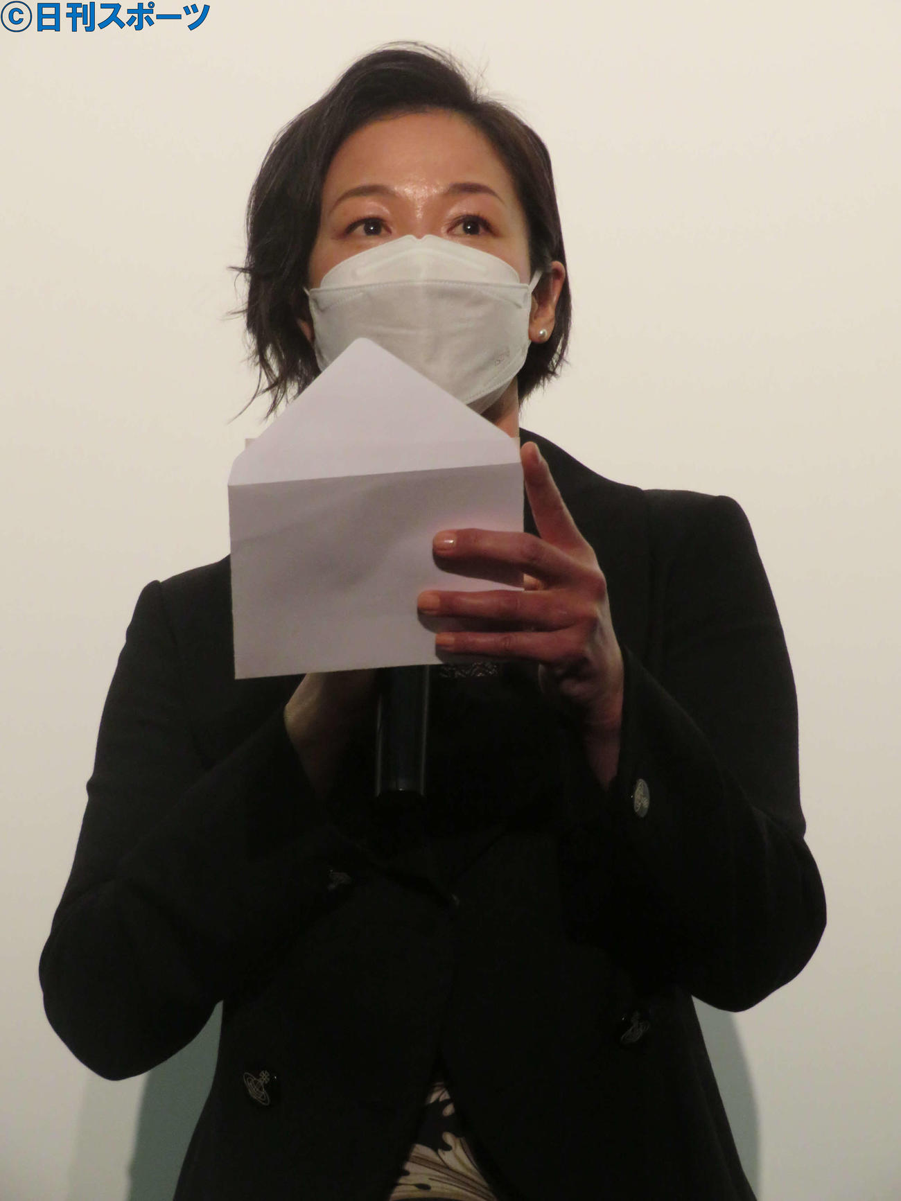 映画「親密な他人」初日舞台あいさつで、佐野史郎からのコメントを代読する黒沢あすか（撮影・村上幸将）