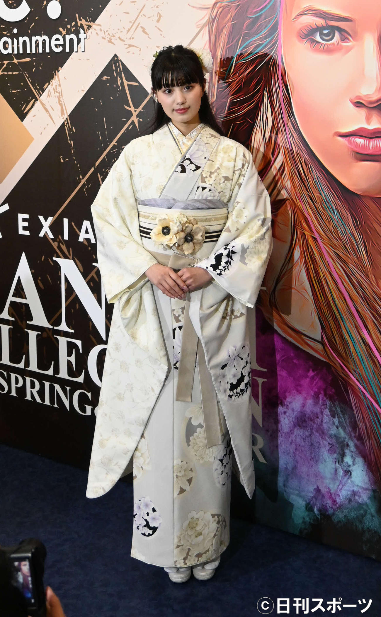 振り袖姿でランウエーを歩いた鶴嶋乃愛（撮影・松浦隆司）