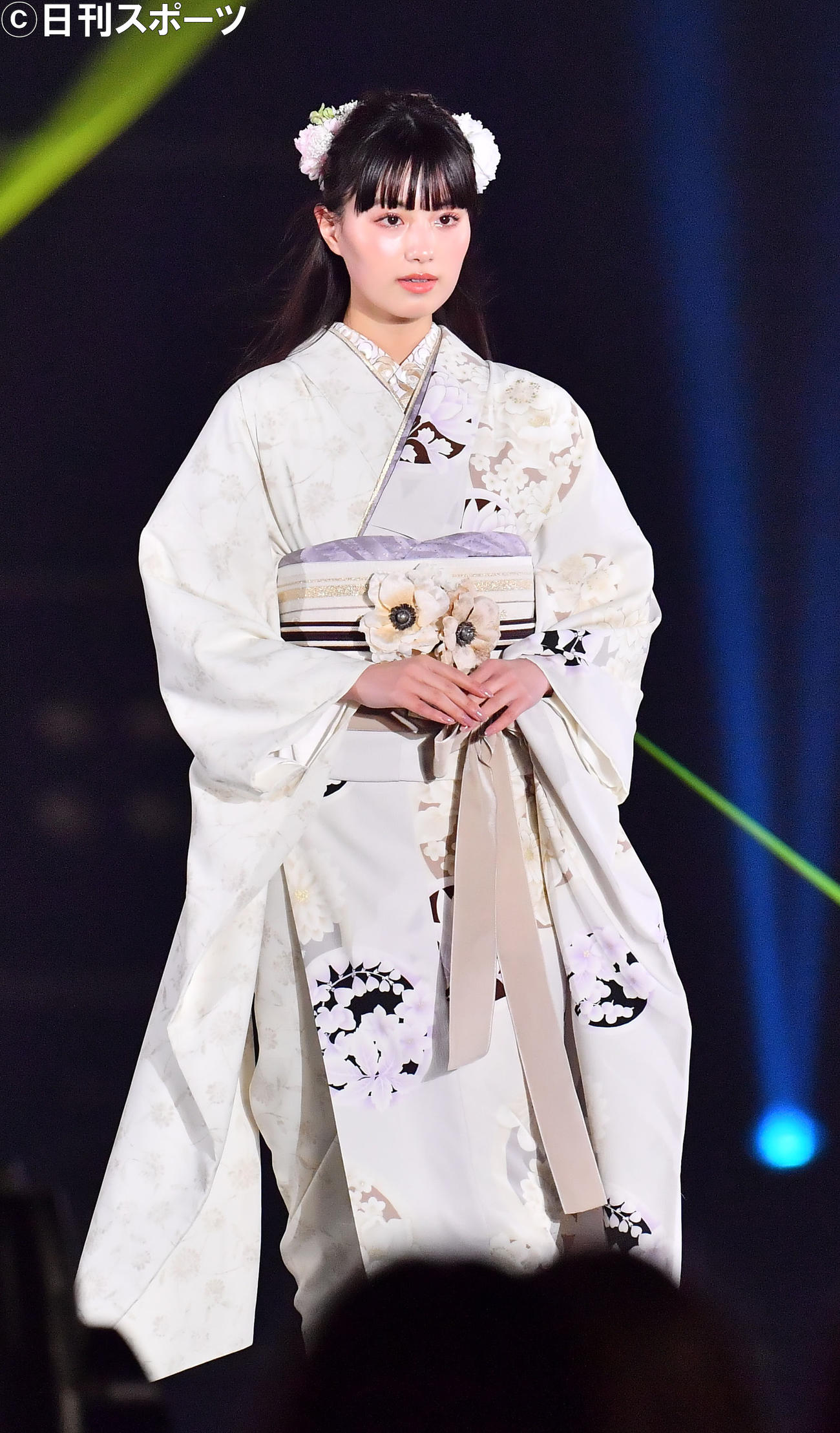 振り袖姿でランウエーを歩いた鶴嶋乃愛（撮影・和賀正仁）