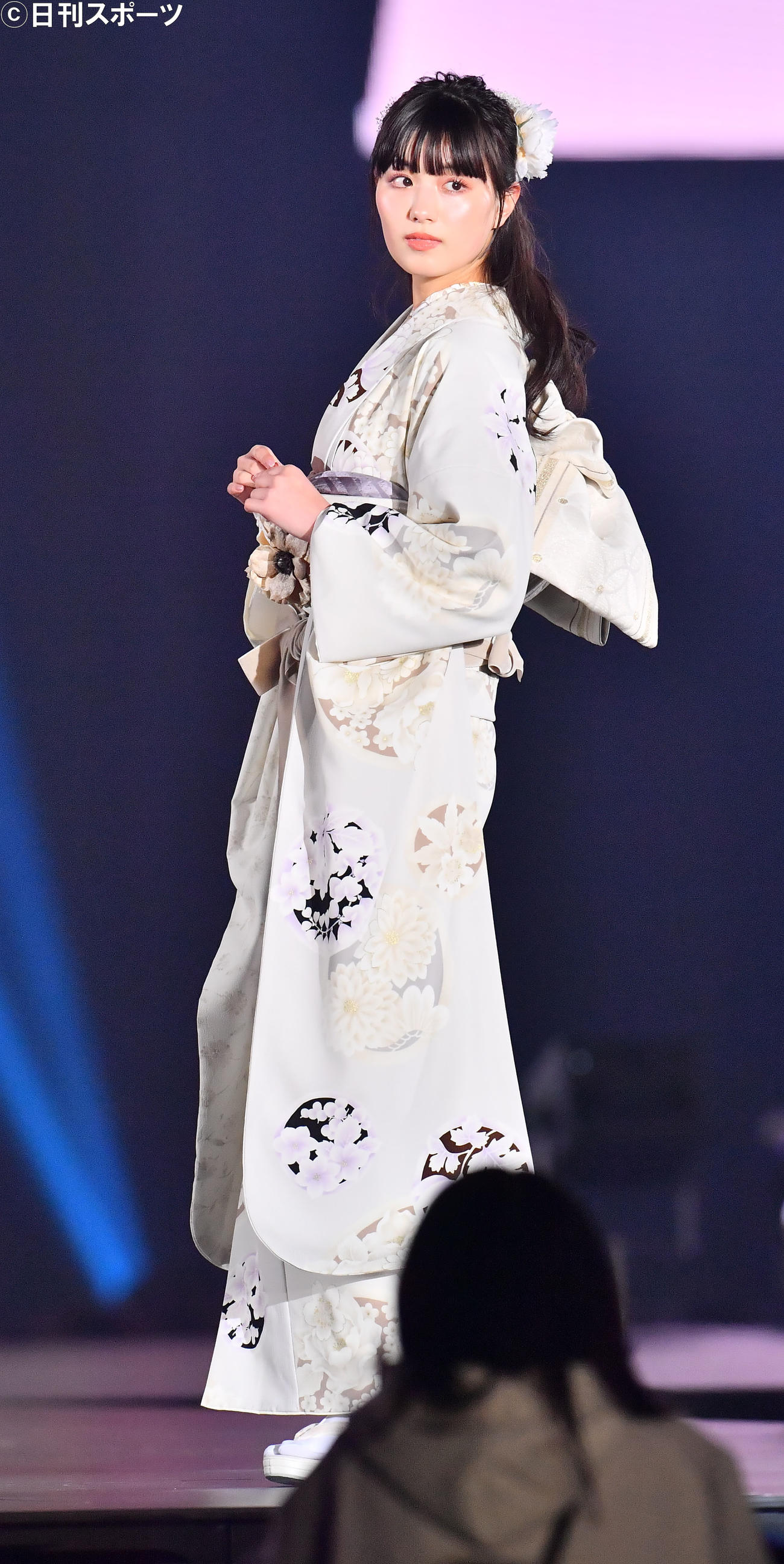 振り袖姿でランウエーを歩いた鶴嶋乃愛（撮影・和賀正仁）