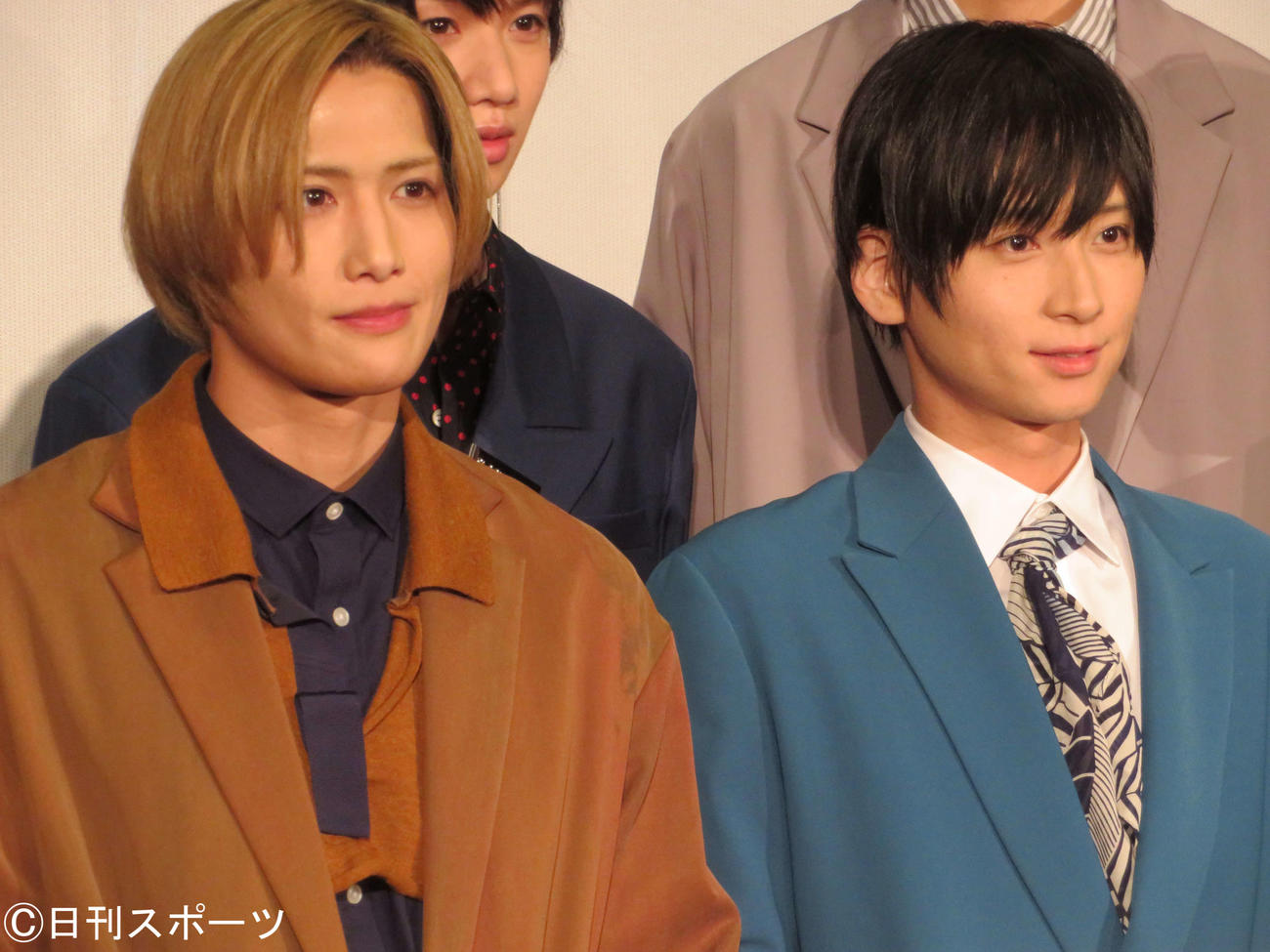 映画「MANKAI MOVIE『A3！』～AUTUMN＆WINTER～」の公開記念舞台あいさつに登壇した水江建太（左）と荒牧慶彦（撮影・三須佳夏）