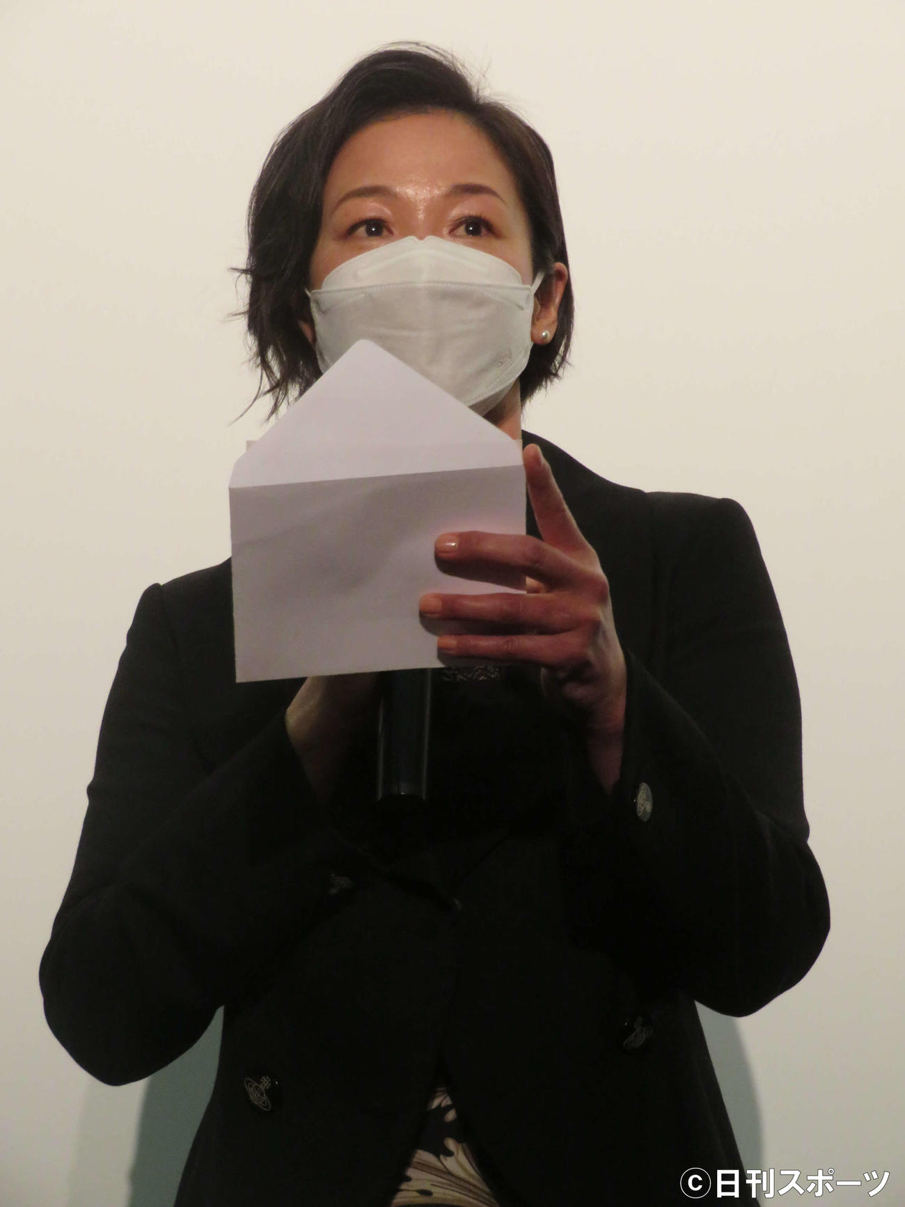 映画「親密な他人」初日舞台あいさつで、佐野史郎からのコメントを代読する黒沢あすか（撮影・村上幸将）