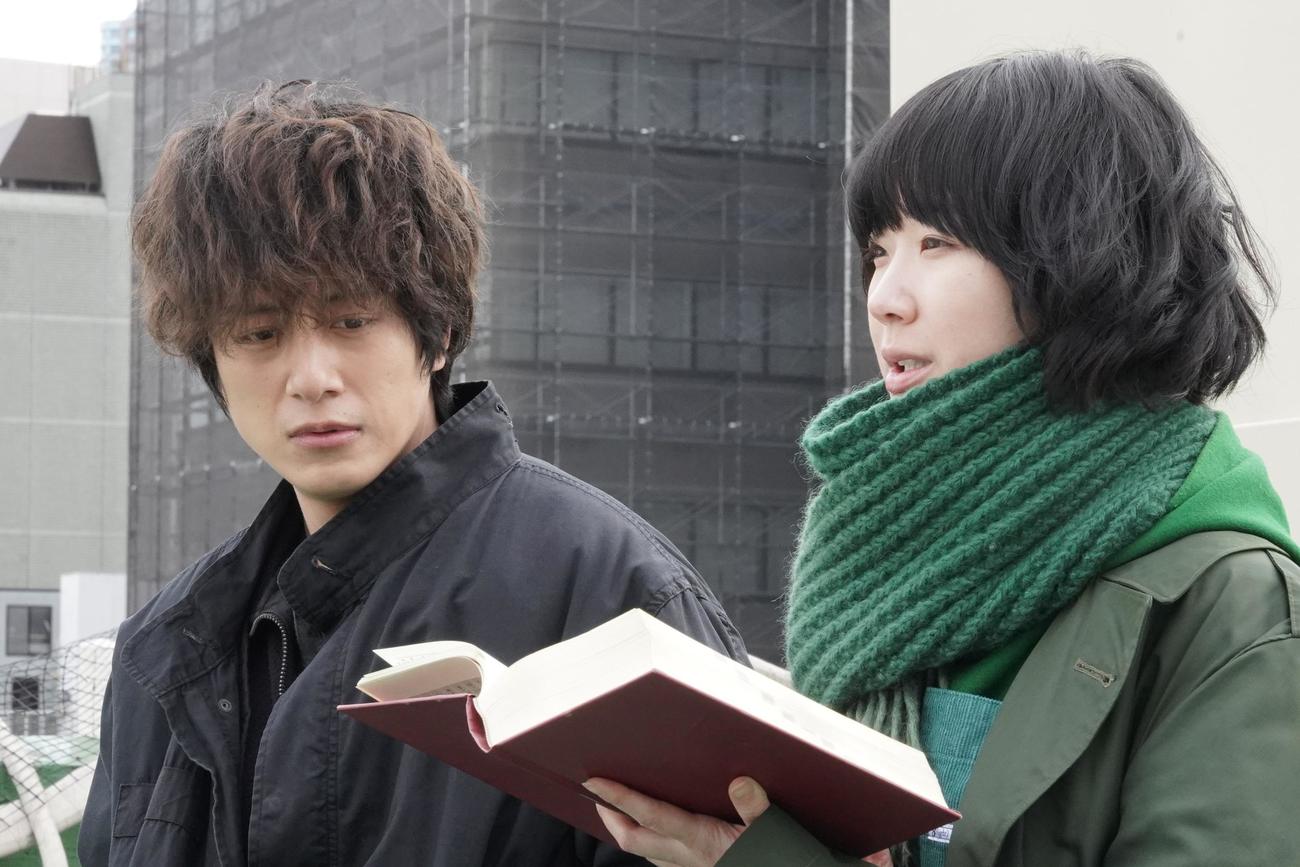 根津道春（溝端淳平＝左）と瀬古凜々子（黒木華）は新人賞の出来レース疑惑を取材する（C）カンテレ