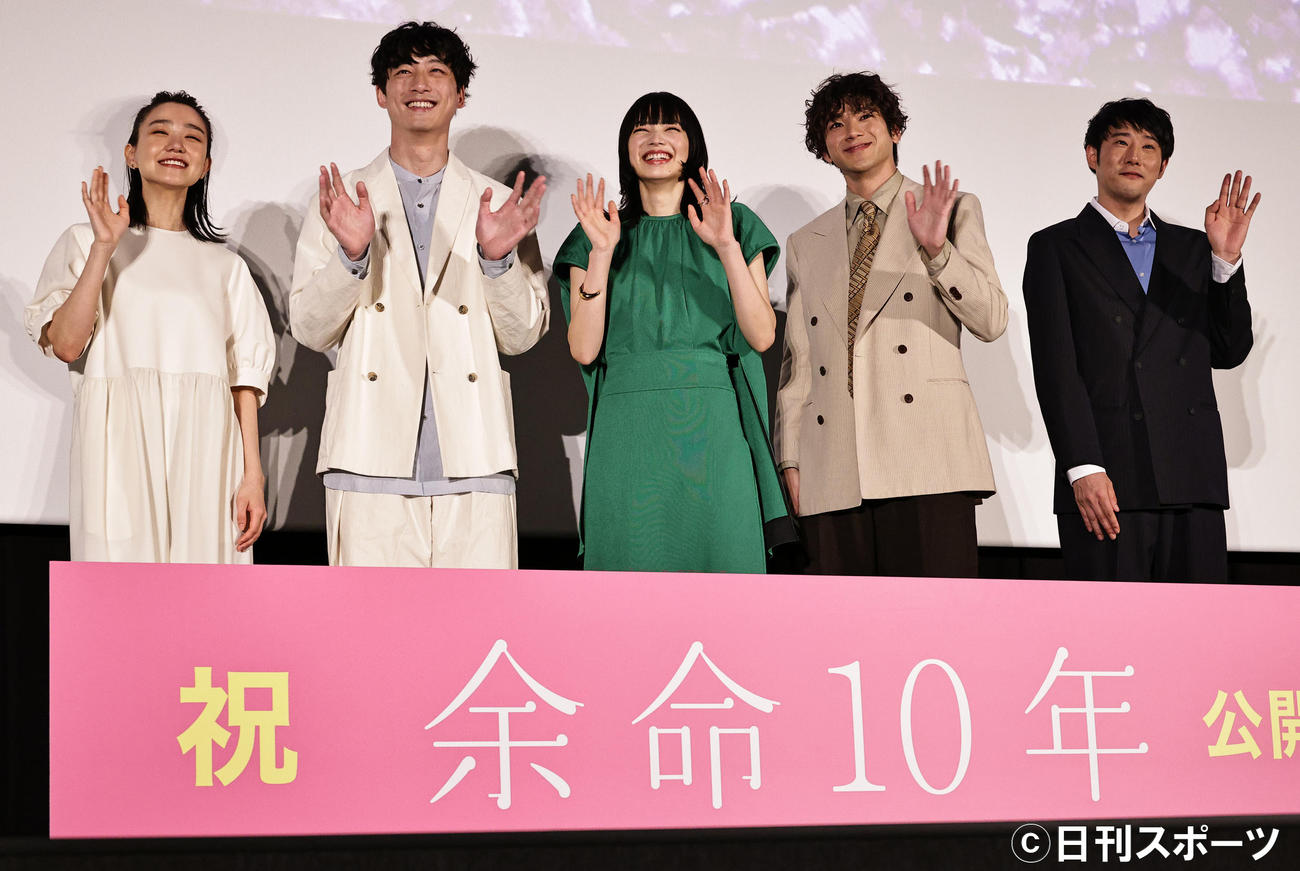 映画「余命10年」公開記念舞台あいさつを行う、左から奈緒、坂口健太郎、小松菜奈、山田裕貴、藤井道人監督（撮影・中島郁夫）