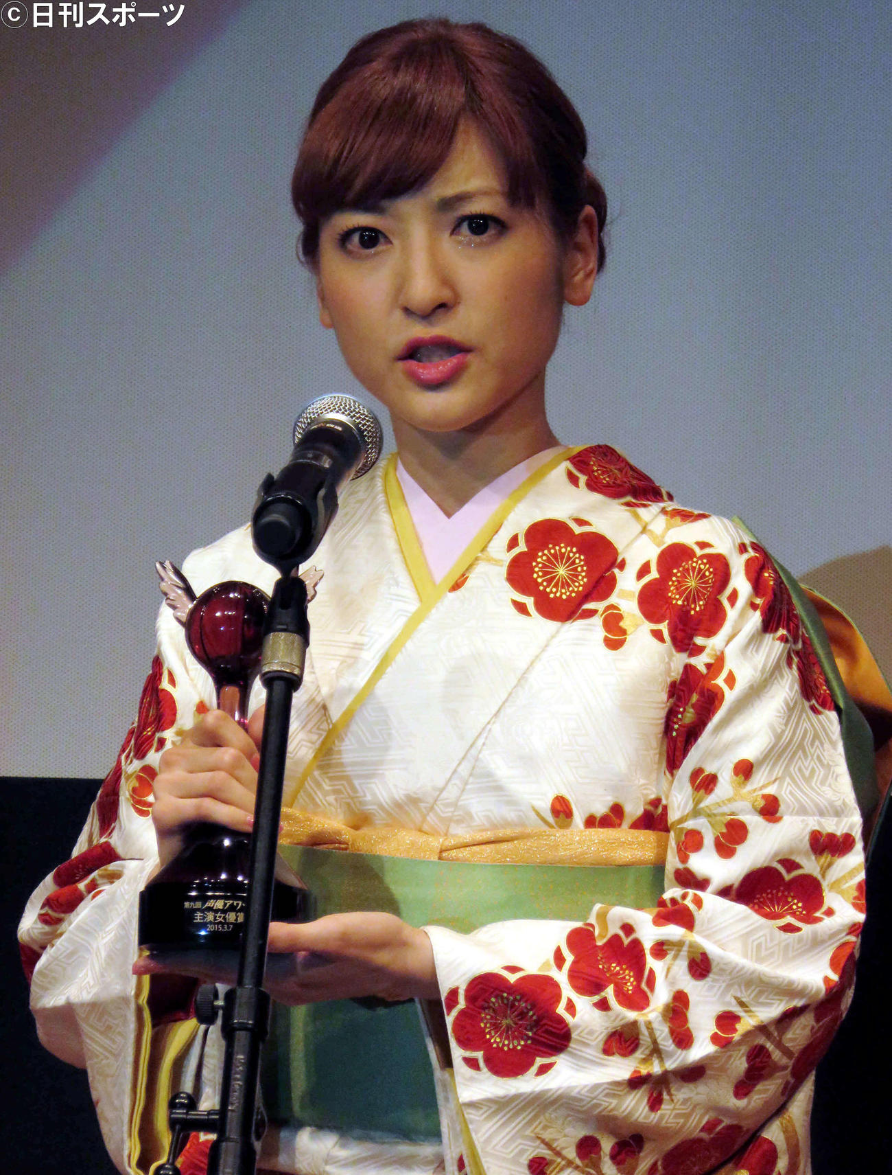 2015年3月7日、第9回声優アワード授賞式で主演女優賞を受賞し、涙する神田沙也加さん