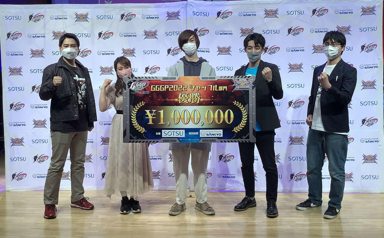 優勝したこざやま（中央）。左から2人目が植田