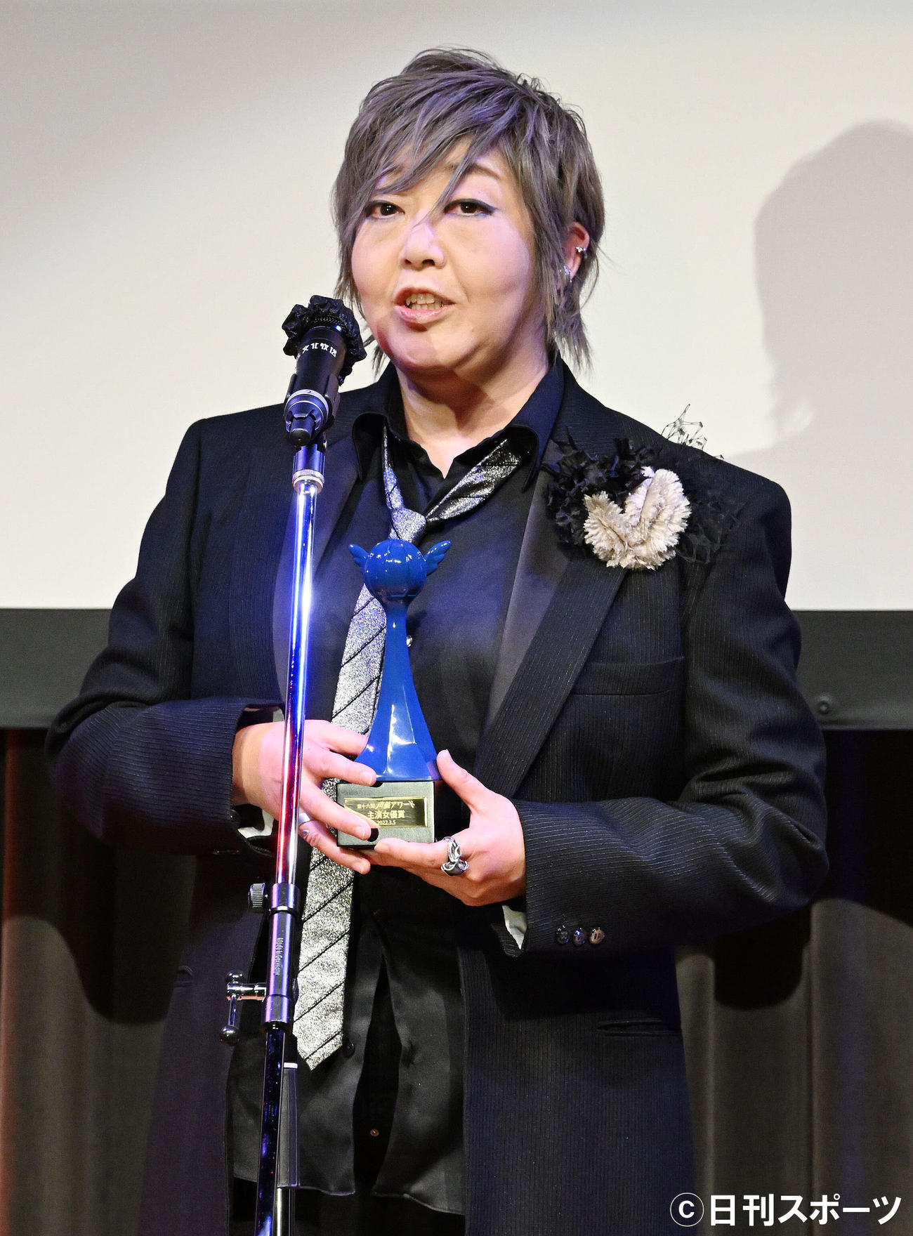 第16回声優アワードで主演女優賞を受賞しあいさつする緒方恵美（撮影・滝沢徹郎）