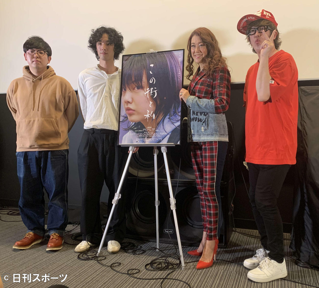 映画「この街と私」公開記念舞台あいさつに登壇した、左から永井和男監督、佐野弘樹、LiLiCo、ですよ。（撮影・松尾幸之介）