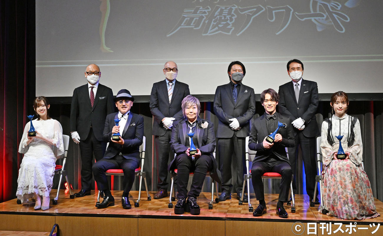 第16回声優アワードで記念撮影する主演女優賞を受賞した緒方恵美（前列中央）ら。前列左から高橋李依、立木文彦、1人おいて小野賢章、小松未可子（撮影・滝沢徹郎）