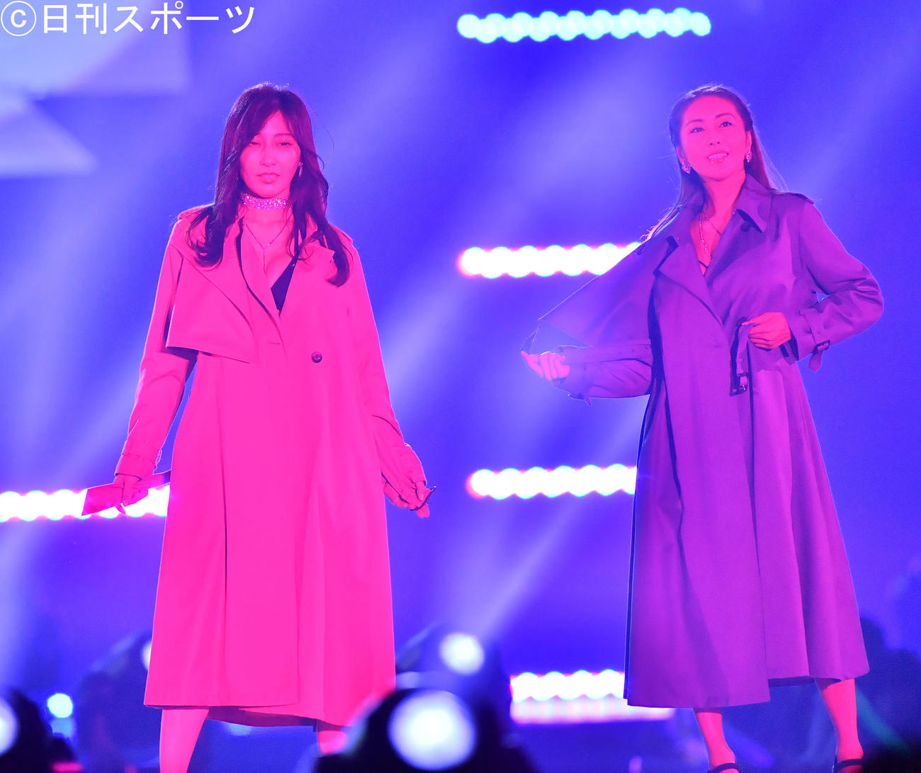 コートを脱ぎ捨て、水着姿を披露する熊田曜子（左）と熊切あさ美（撮影・和賀正仁）