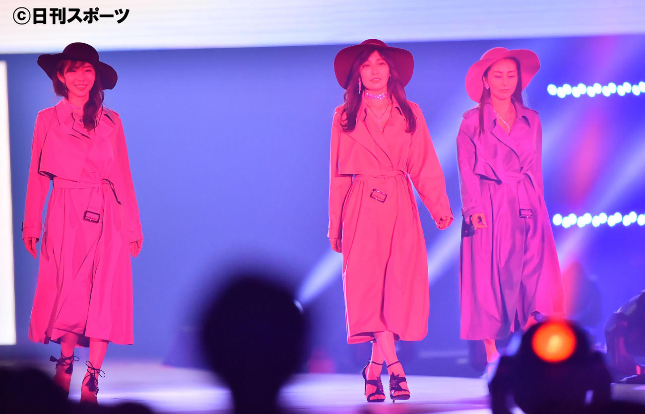 コートを着てランウエーを歩く左から塩地美澄、熊田曜子、熊切あさ美（撮影・和賀正仁）