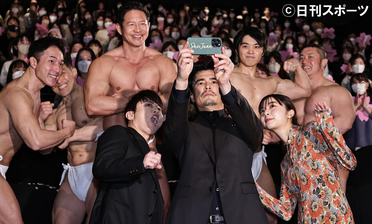 筋肉男たちをバックに「KAPPEI　カッペイ」女性限定試写会舞台あいさつで自撮りする、左から西川貴教、伊藤英明、上白石萌歌（撮影・中島郁夫）