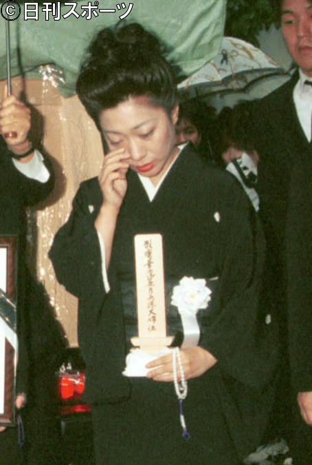 母・山村美沙さんの葬儀で位牌を持つ山村紅葉＝1996年9月