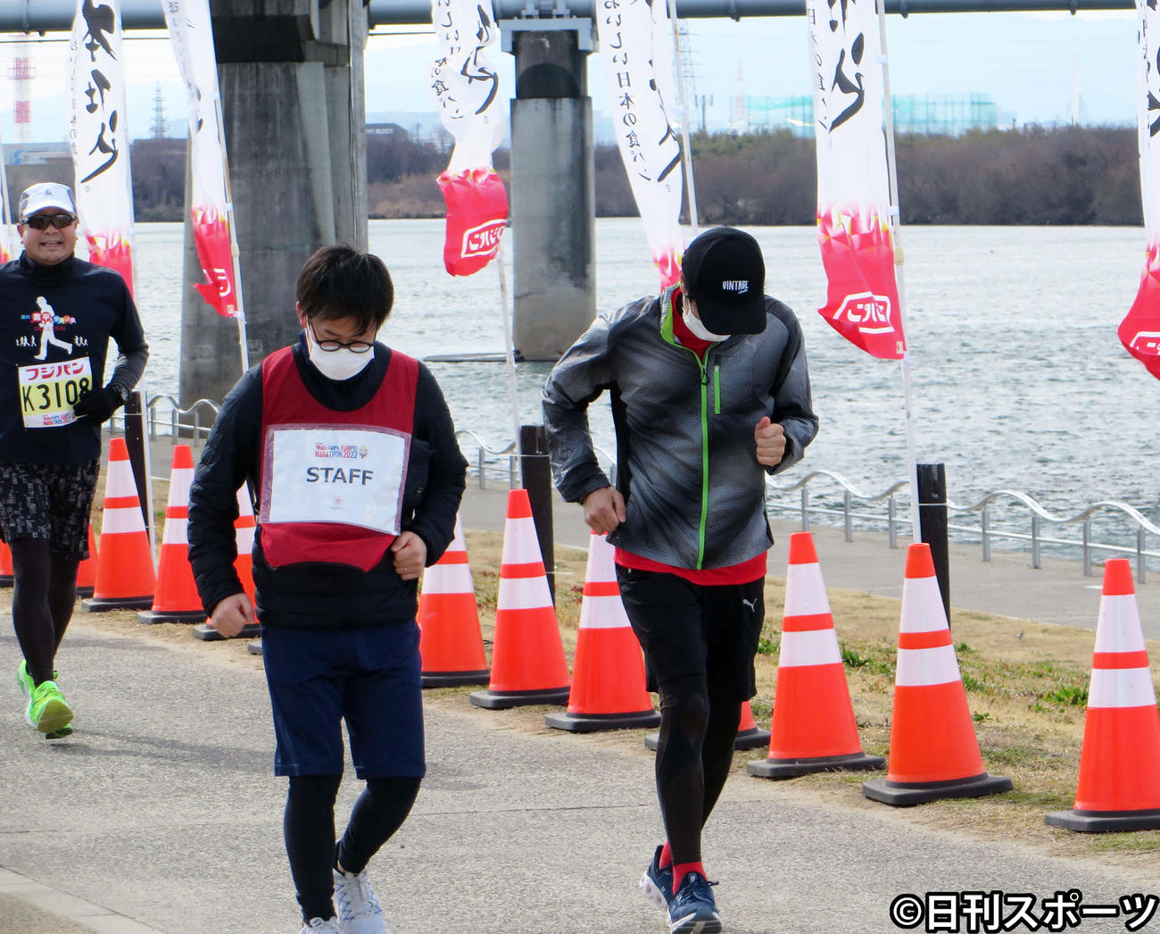 10キロレースに参加したテンダラー浜本（右）