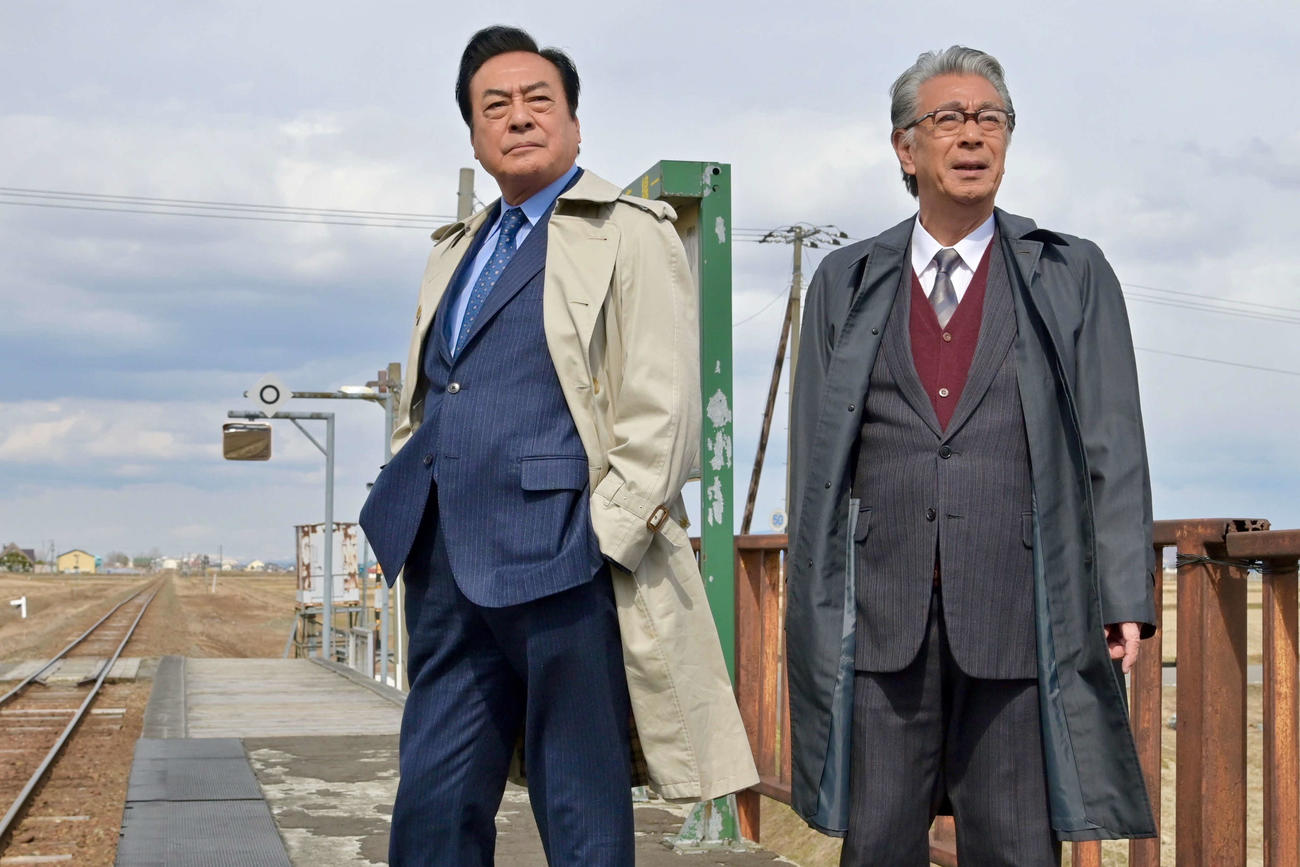 20年7月26日放送のテレビ朝日系「西村京太郎トラベルミステリー72　十津川警部のラストラン」に出演する高橋英樹（左）と高田純次（写真提供:テレビ朝日・東映）