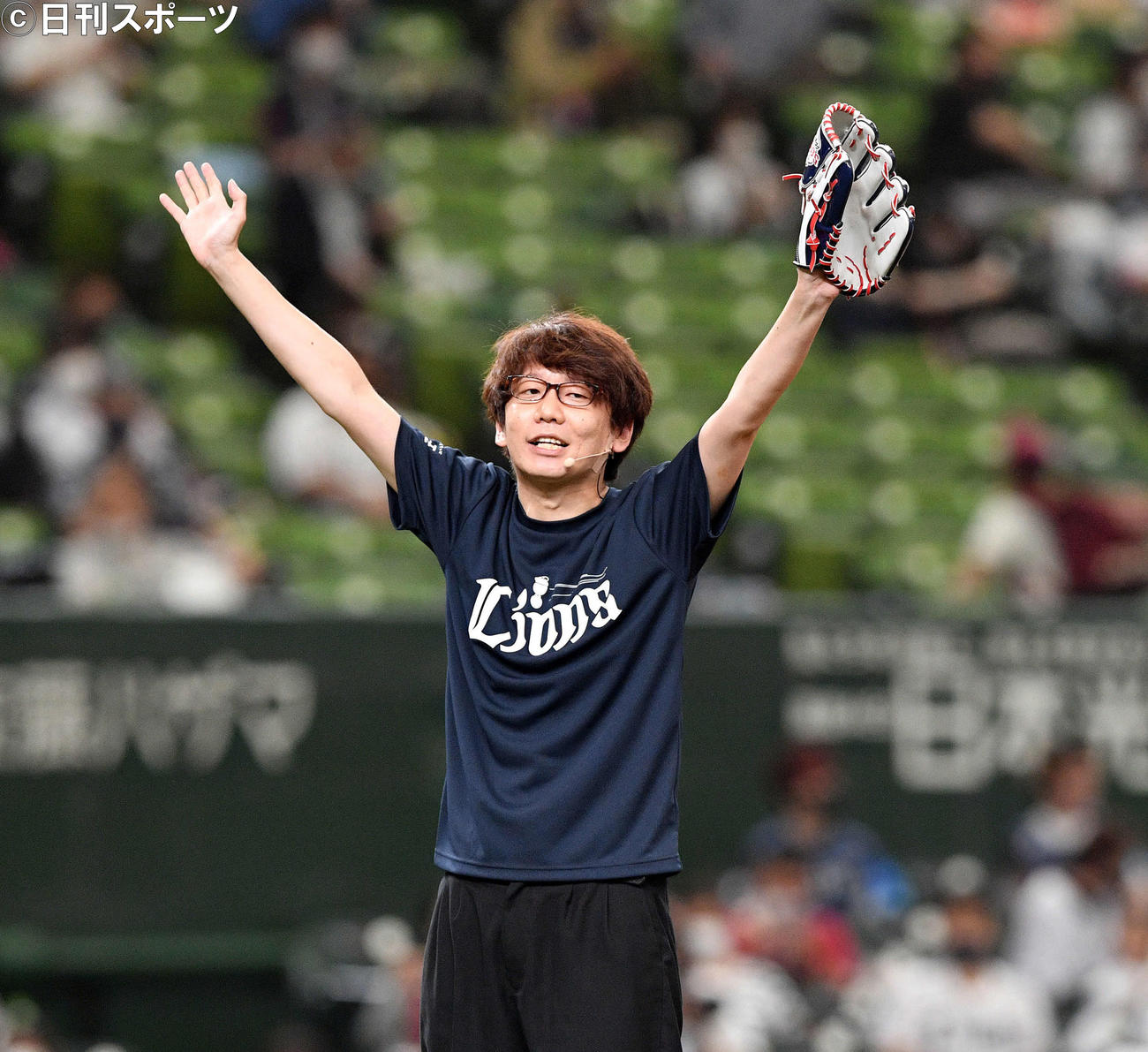 2021年7月2日の西武対オリックス戦前に一球対決で相方の三四郎の相田周二に勝利しファンに両手を掲げる小宮浩信