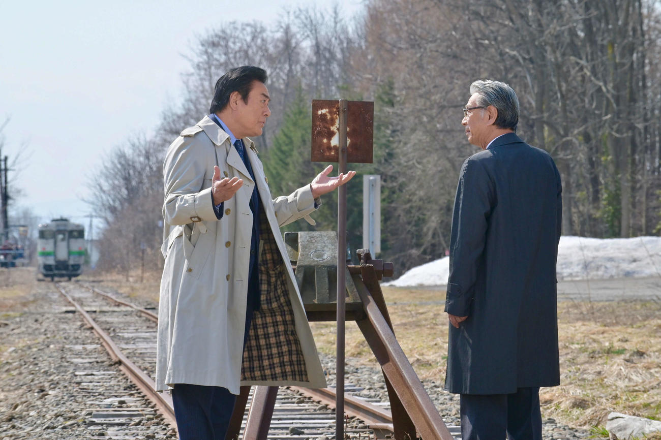 20年7月26日放送のテレビ朝日系「西村京太郎トラベルミステリー72　十津川警部のラストラン」に出演する高橋英樹（左）と高田純次（写真提供:テレビ朝日・東映）