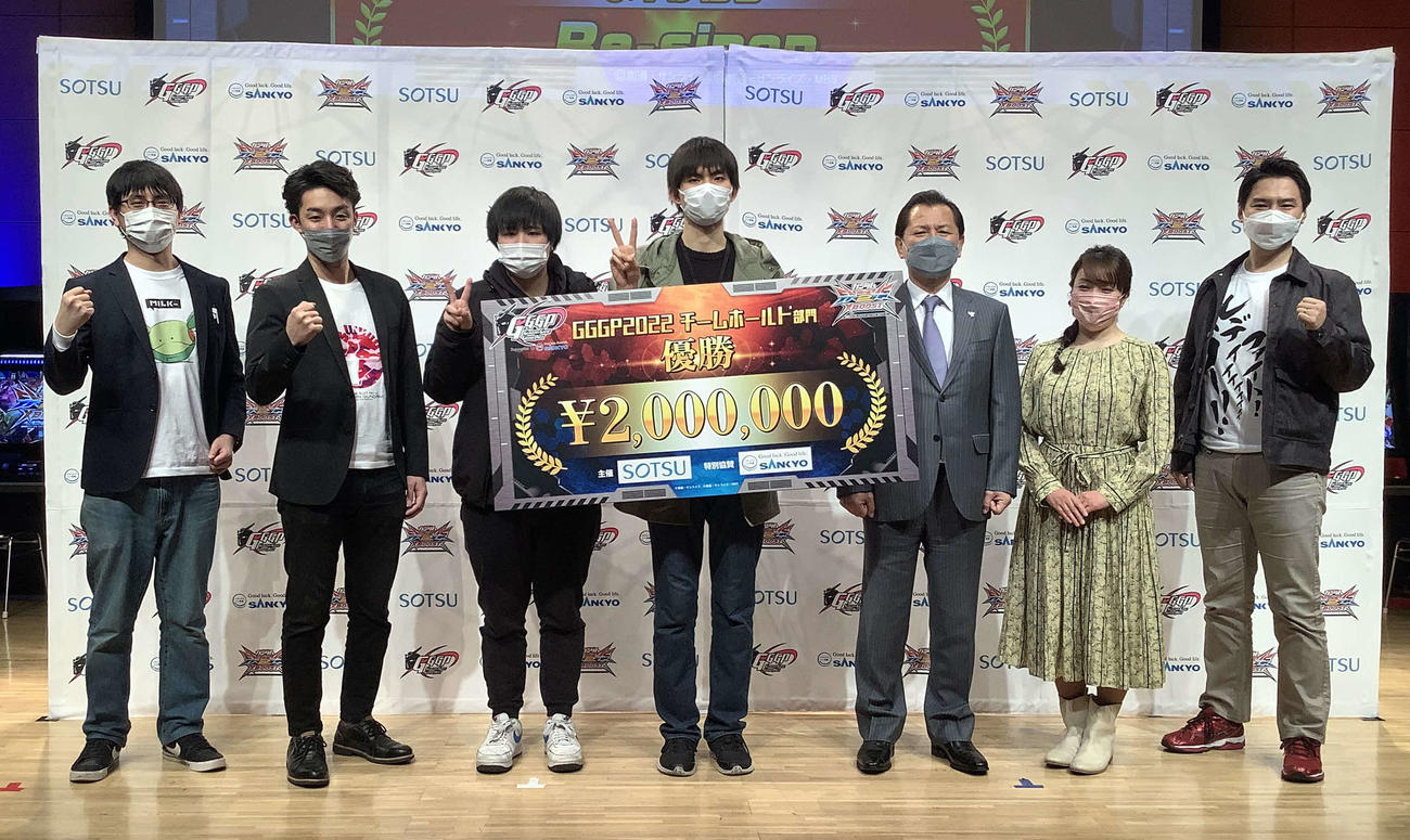 優勝した「まゆげ信者」（左から3人目と4人目）