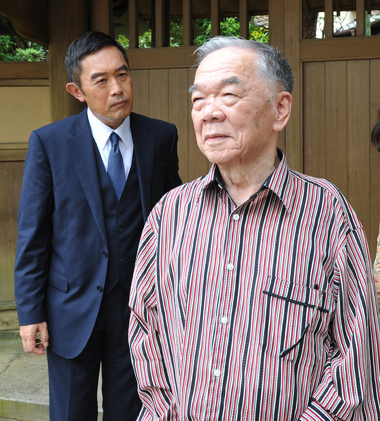 17年9月、TBS系で放送された月曜名作劇場ドラマ特別企画「西村京太郎サスペンス　十津川警部シリーズ3　伊豆踊り子号殺人迷路」に出演した西村京太郎さん。左は内藤剛志（C）TBS