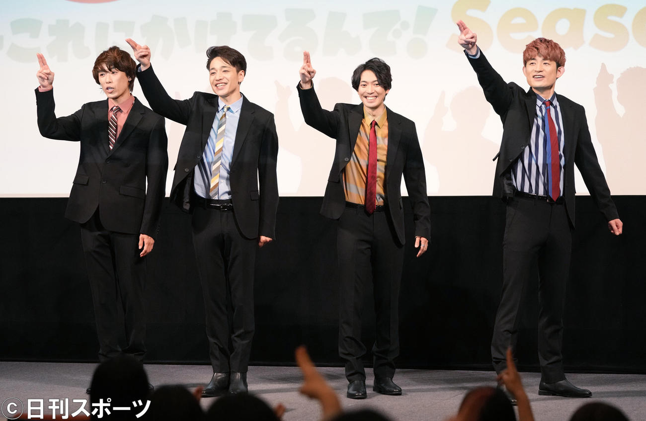 「ふぉ～ゆ～の王道テレビ　～これにかけてるんで！Season2」の放送決定後、ファンにあいさつするふぉ～ゆ～。左から越岡裕貴、福田悠太、辰巳雄大、松崎祐介（撮影・鈴木みどり）