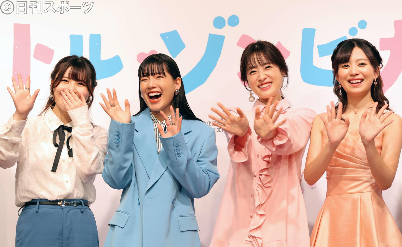 記念撮影でカメラに向かって笑顔で手を振る、左から伊藤理々杏、石井杏奈、高橋ひかる、熊谷彩春（撮影・河野匠）