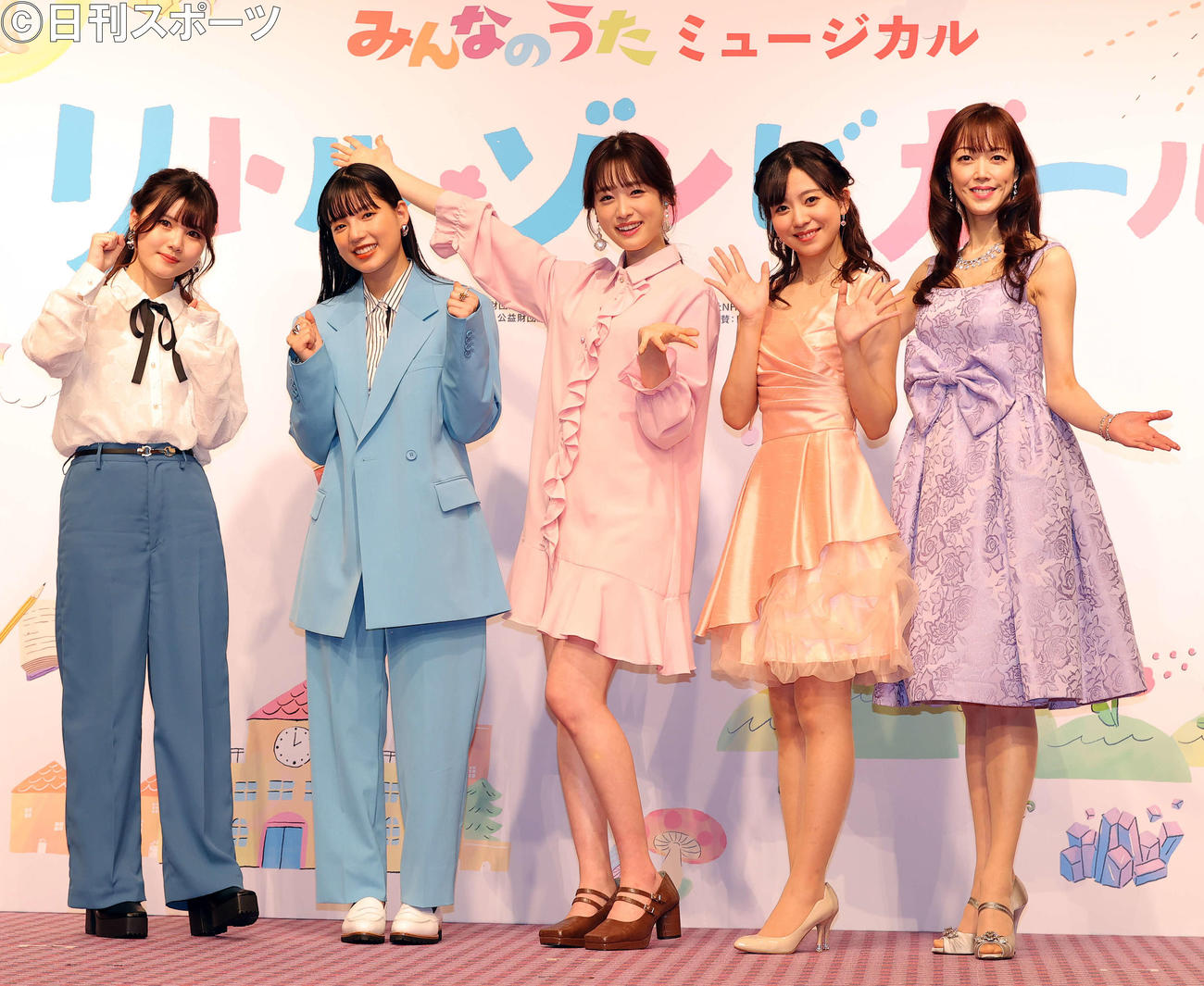 ミュージカル「リトル・ゾンビガール」歌唱披露イベントを終え記念撮影に納まる、左から伊藤理々杏、石井杏奈、高橋ひかる、熊谷彩春、大和悠河（撮影・河野匠）