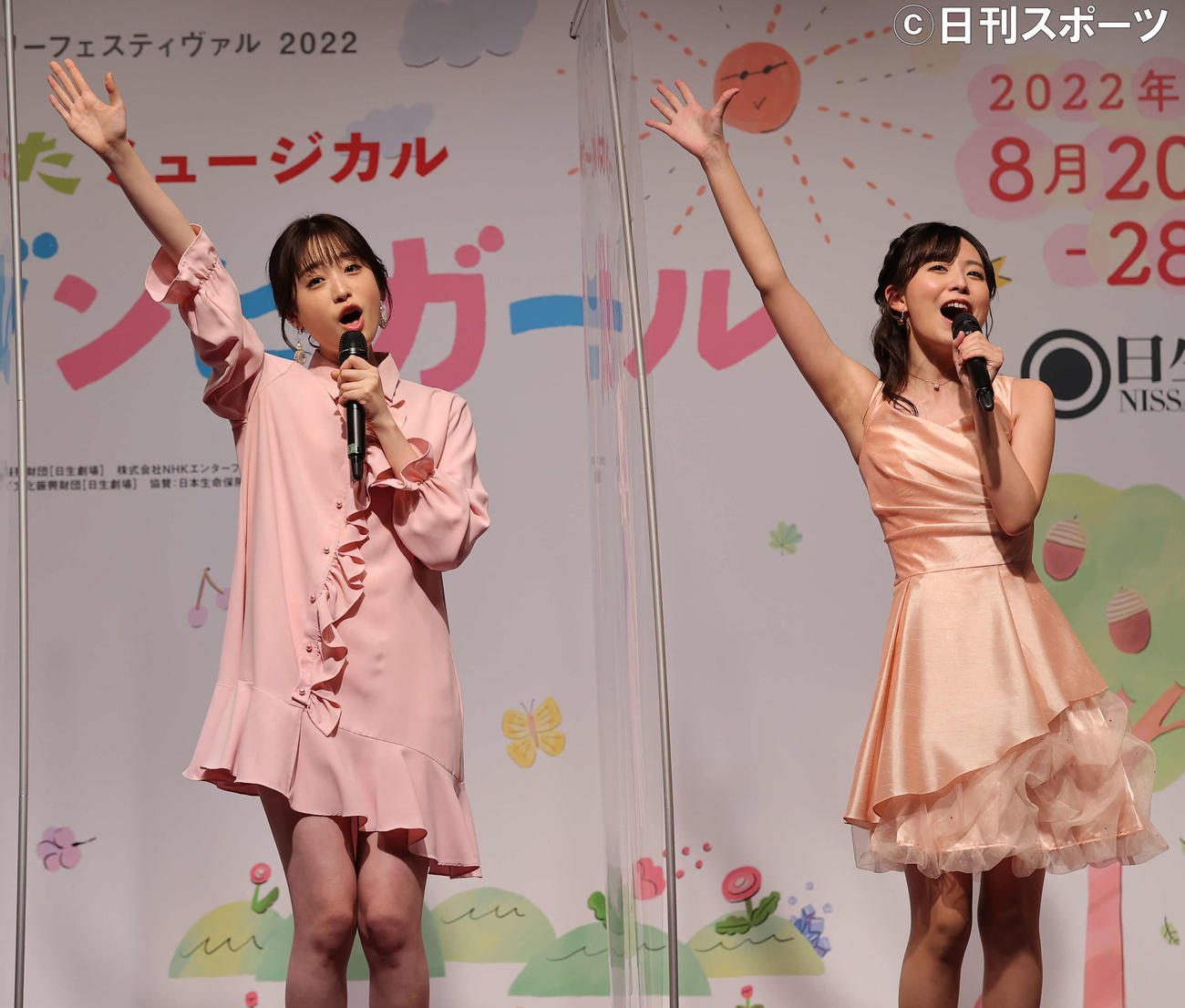 NHK「みんなのうた」よりメドレーを披露する高橋ひかる（左）と熊谷彩春（撮影・河野匠）