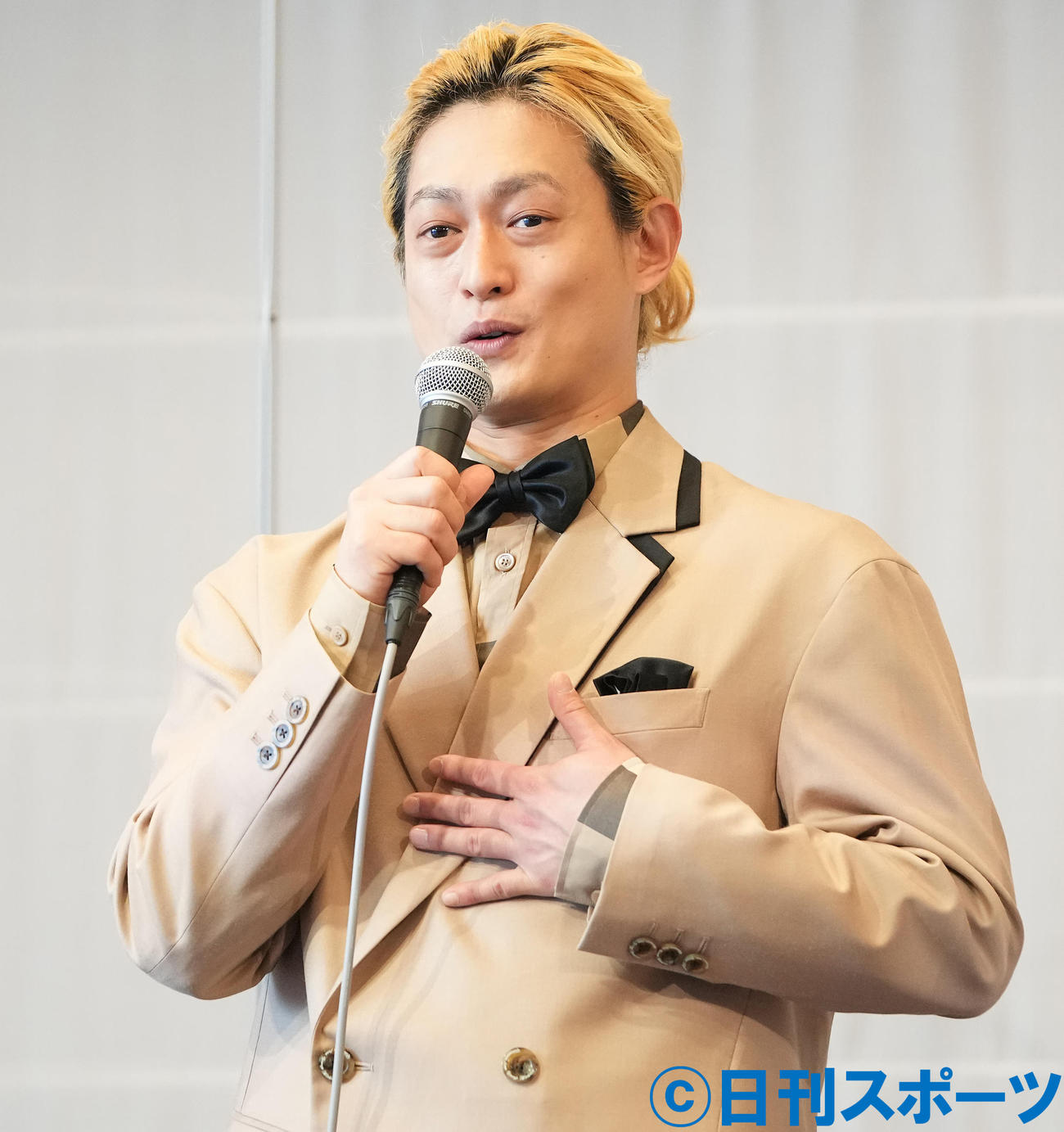 熱海五郎一座「任侠サーカス～キズナたちの挽歌～」製作発表記者会見であいさつする塚田僚一（撮影・鈴木みどり）