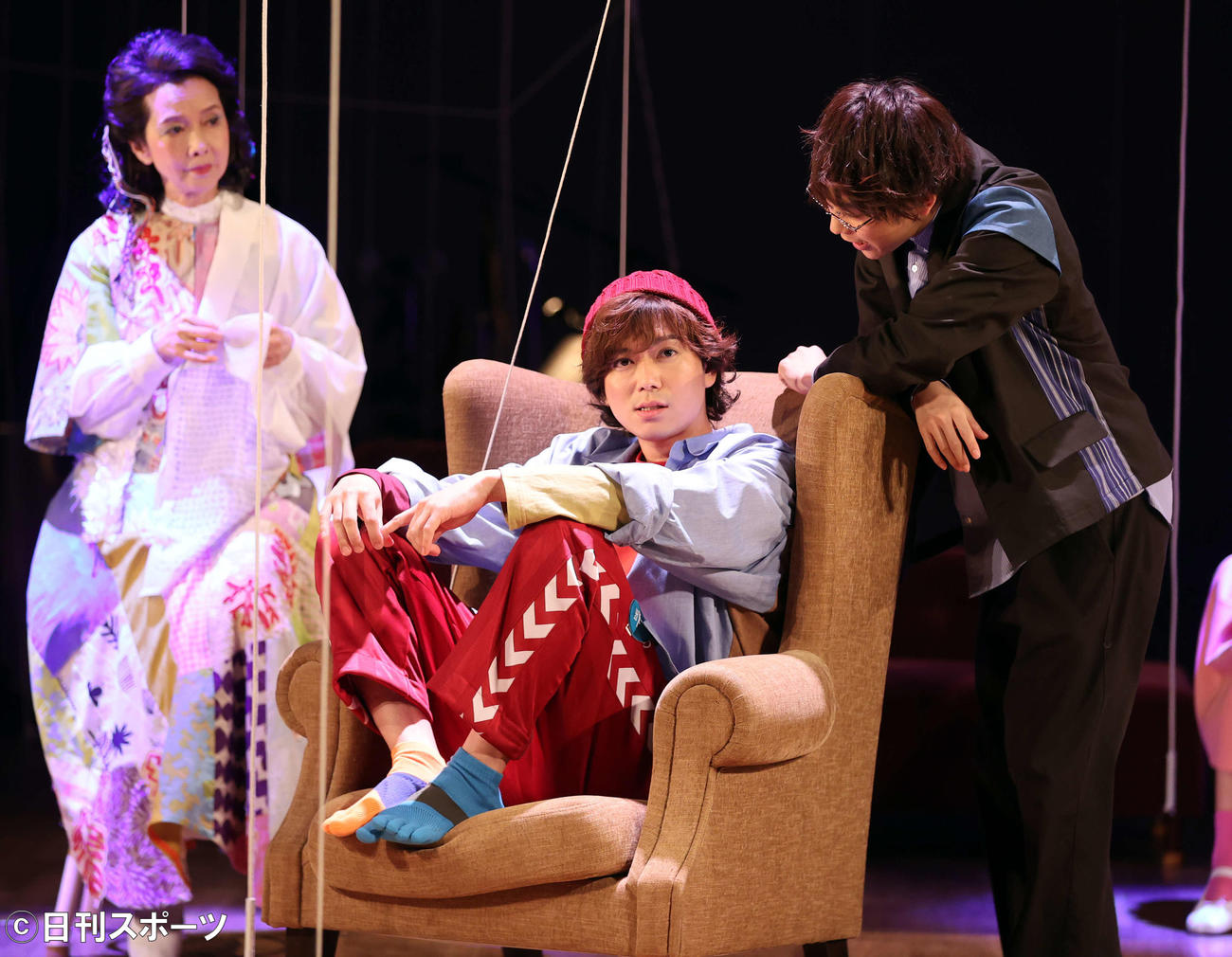 舞台「粛々と運針」の公開ゲネプロで熱演する加藤シゲアキ（中央）。右は須賀健太。左奥は多岐川裕美（撮影・浅見桂子）