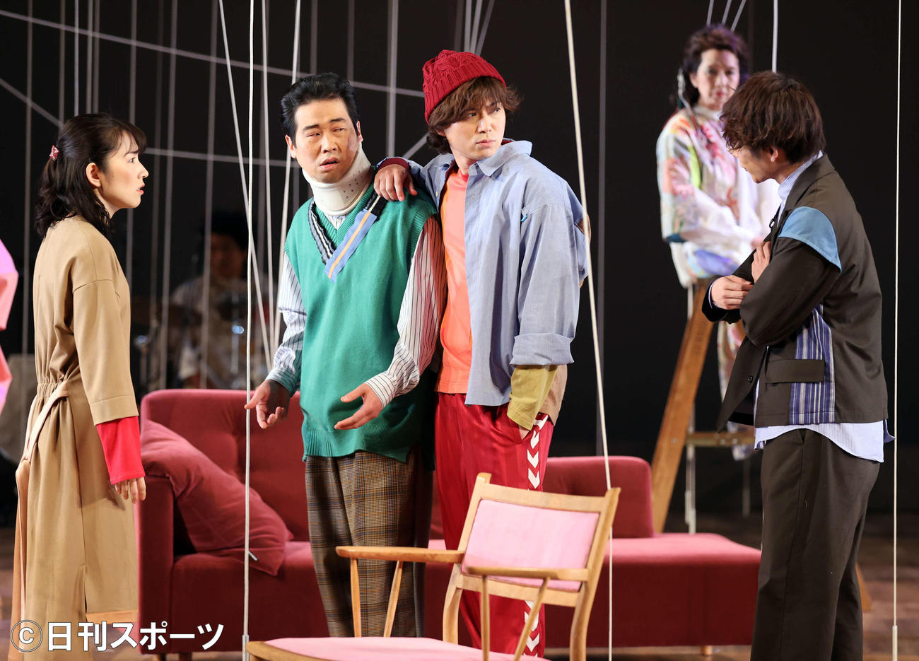 舞台「粛々と運針」の公開ゲネプロで熱演する、左から徳永えり、前野朋哉、加藤シゲアキ、須賀健太。右奥は多岐川裕美（撮影・浅見桂子）